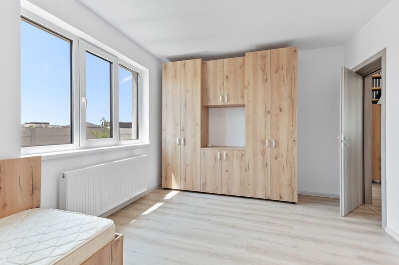 Vila noua, 5 dormitoare, 3 bai, teren 380 mp. Pret excelent